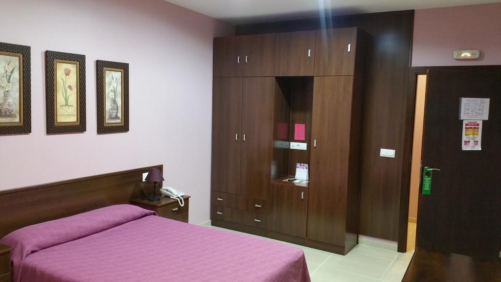 Hotel Leon La Palma Del Condado Room photo